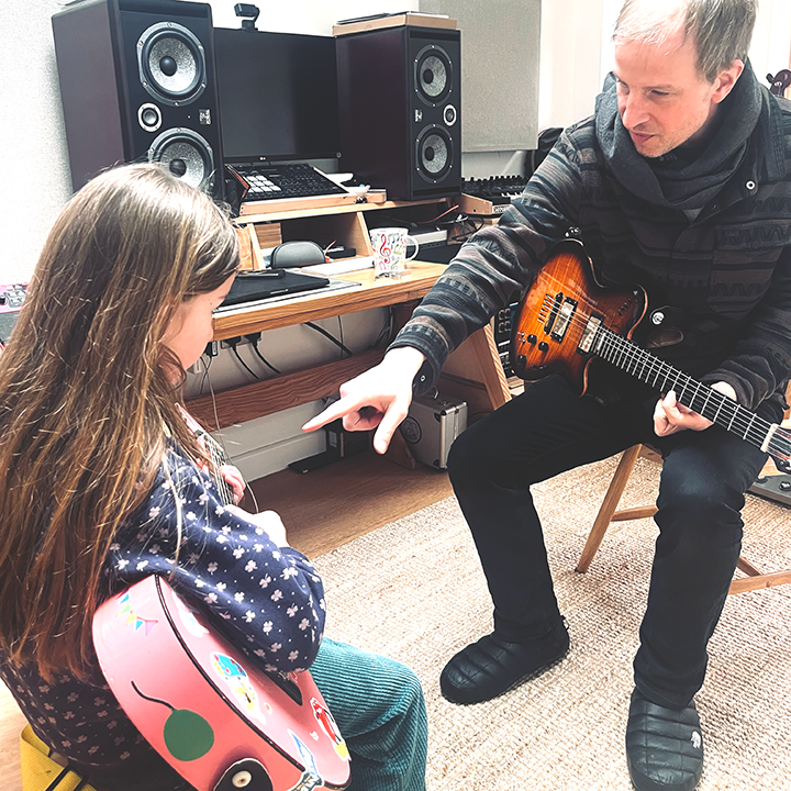 Bristol Guitar Tuition
Professional Support in Bristol and Online. Bruce Turner Teaching a young student guitar.